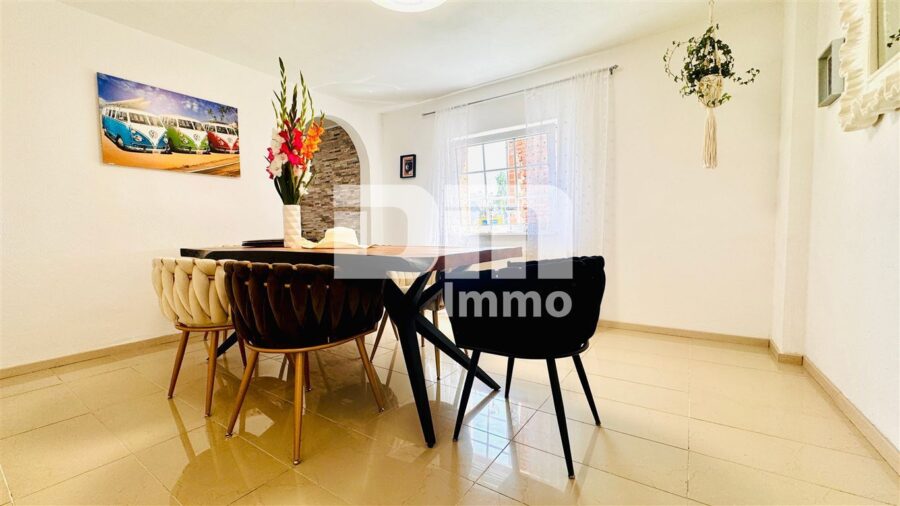 Umfangreich saniertes Fachwerkhaus mit 2 Terrassen, PV-Anlage und Nebengebäude - EG Esszimmer halboffen